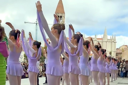 Bailarinas de la Escuela Profesional de Danza en la Plaza Portugalete