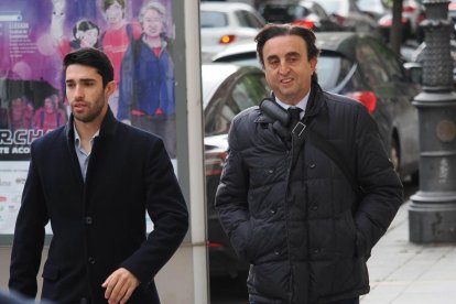 Alberto Esgueva (d) entrando al juzgado junto a su abogado.