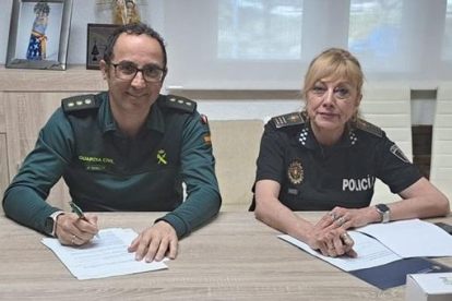 Andrés Manuel Velarde, jefe de la Comandancia de la Guardia Civil y Julia González, superintendente jefa de la Policía Municipal firman el convenio.