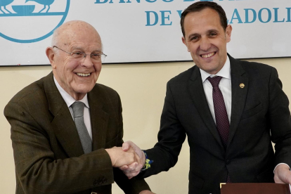 El presidente de la Diputación de Valladolid, Conrado Íscar, y el presidente de la Fundación Banco de Alimentos, Jesús Mediavilla, firman el convenio de colaboración entre ambas instituciones.