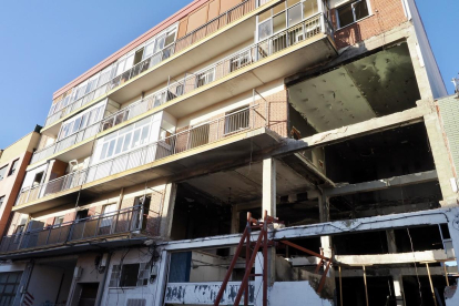 Estado del edificio afectado por la explosión de gas de la calle Goy, con las viviendas ‘desaparecidas’ a la derecha