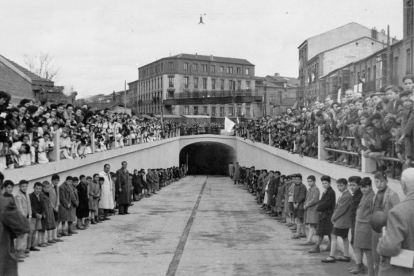 Inauguración del túnel de las Delicias con numeroso público en 1953, un año después de la apertura del paso peatonal