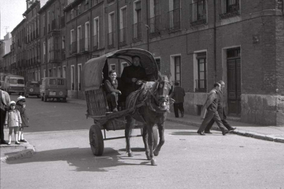Un carro circulando por la calle Niña Guapa en 1970