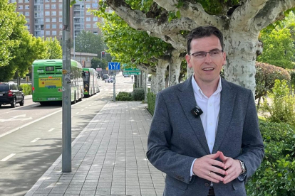 El portavoz del Grupo Municipal Socialista, Pedro Herrero, en el puente de Poniente.