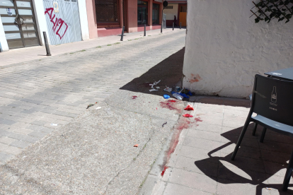 Sangre del herido en calle Sinagoga de Valladolid