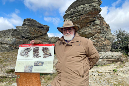 El arqueólogo Luciano Municio, frente a los grabados prehistóricos del Cerro de San Isidro, en Domingo García, Segovia.