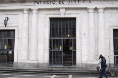 Fachada del Palacio de Justicia, sede de la Audiencia de Valladolid.                      .

El juicio más multitudinario hasta la fecha en la historia judicial vallisoletana por el 'caso de las multiestafas' o la 'Operación Árbol', con hasta 65 encausados asistidos por medio centenar de letrados, obligará a la Audiencia Provincial a trasladar provisionalmente su sala de vistas a la Feria de Valladolid durante la celebración del mismo.

POLITICA CASTILLA Y LEÓN ESPAÑA EUROPA VALLADOLID JUSTICIA