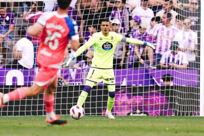 Jordi Masip golpea el balón ante el Espanyol