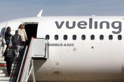 Salida del primer vuelo de Vueling desde el aeropuerto de Villanubla a Barcelona en 2013