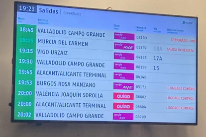 Retraso del tren con destino a Valladolid en las pantallas de la estación Madrid-Chamartín