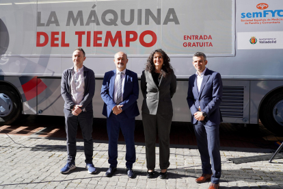El concejal de Salud Pública y Seguridad Ciudadana, Alberto Cuadrado; la doctora de Fundación Mapfre, Eva Arranz, y el médico de Familia y vicepresidente de la Sociedad Castellana y Leonesa de Medicina de Familia y Comunitaria, Eduardo Lamarca en la presentación de 'La Máquina del Tiempo'