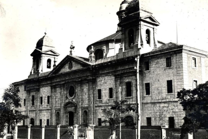 El Convento de los Padres Agustinos Filipinos en los años 50, poco después de la llegada de la Virgen de Antipolio