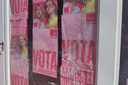 Carteles de Sumar con el cristal roto