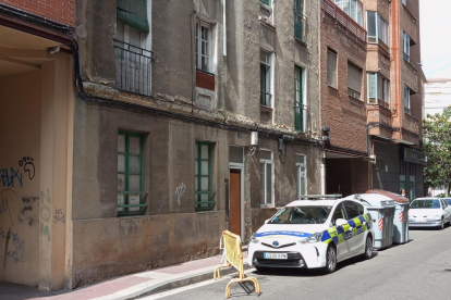 Un coche de la Policía Municipal hace guardia ante el edificio okupado