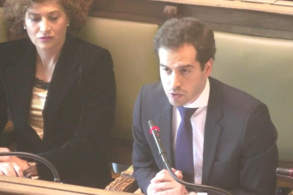 El concejal de Servicios  Sociales, Rodrigo Nieto, durante el pleno del Ayuntamiento de Valladolid
