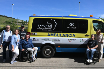 El presidente de Puemtes, la gerente de Toyota, y otros patrocinadores posan con la ambulancia enviada