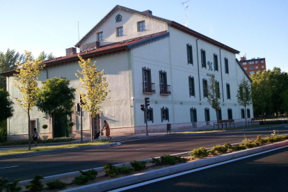 Fachada del hotel Marqués de la Ensenada desde la avenida de Salamanca