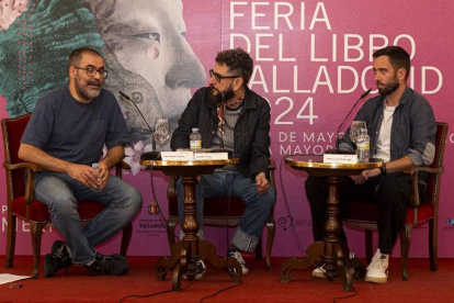 Los escritores Zuhaitz Gurrutxaga y Fernando Balius, junto con el periodista Daniel G. Rojo.
CULTURA 
AYUNTAMIENTO DE VALLADOLID