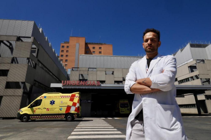 El psicólogo Álvaro Vicente, frente a la fachada del Hospital Clínico de Valladolid.