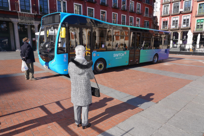 Autobús de la empresa india Switch Mobility en la plaza Mayor de Valladolid