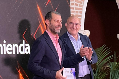 David Espinar, del Real Valladolid, recoge el reconocimiento de manos del alcalde, Jesús Julio Carnero