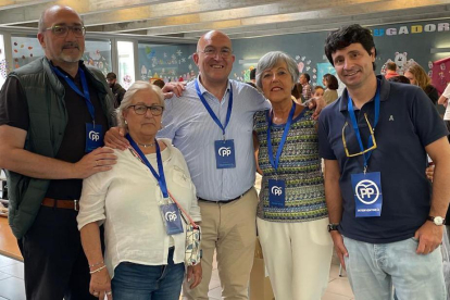 Jesús Julio Carnero, con apoderados del PP en la jornada electoral