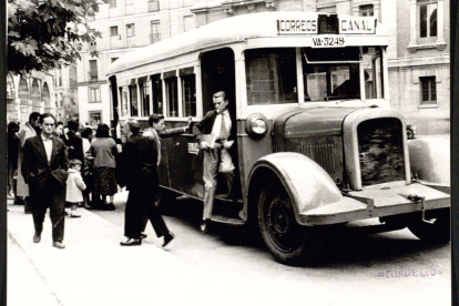 Autobús de la línea 4 que viajaba entre correos y el canal, parado en la plaza de la Rinconada en 1950, 22 años después del lanzamiento del servicio de autobuses urbanos de Valladolid