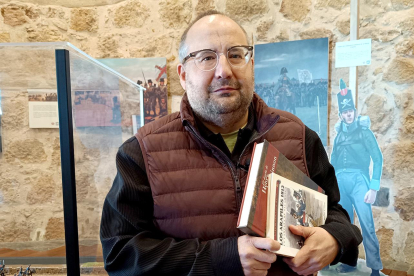 El profesor e investigador Miguel Ángel Martín, en la torre del castillo de Alba de Tormes