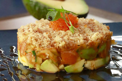 TARTAR DE SALMÓN CON TOMATE Y AGUACATE