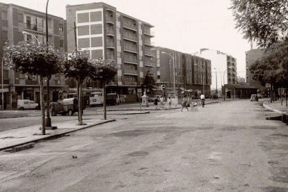 La plaza de la Virgen del Carmen con el paso a nivel al fondo en la década de los 60