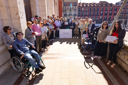Los usuarios que cumplirán sus deseos en el balcón del Ayuntamiento.
