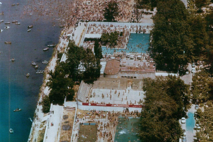 Vista aérea de las piscinas Samoa y Deportiva junto a la playa del Pisuerga en 1969, 34 años después de su apertura