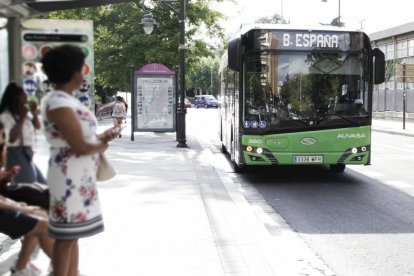 Viajeros esperan un autobús de Auvasa