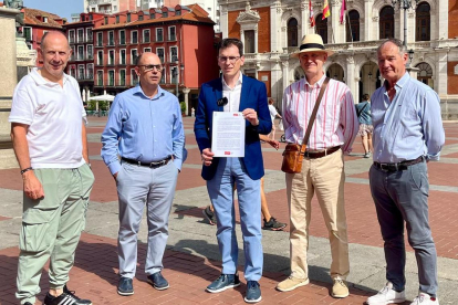 Herrero muestra el documento de petición del pleno junto a varios concejales del PSOE
