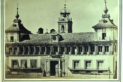Fachada del antiguo Ayuntamiento de Valladolid, que fue derribado a comienzos del siglo XX, antes de 1866