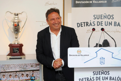 El presidente de la Diputación de Valladolid, Conrado Íscar, y Eusebio Sacristán, patrono fundador de la Fundación que lleva su nombre, presentan la exposición Sueños detrás de un balón, con la que la Fundación Eusebio Sacristán pone fin a los actos de su XX aniversario.
