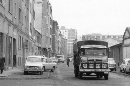 Vista del camino Esperanza, con vehículos aparcados y un camión circulando en los años 70