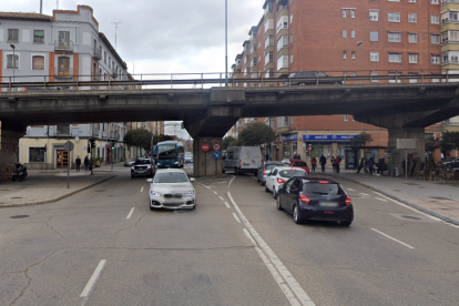 Cruce de la calle Puente Colgante con Recondo bajo el viaducto del Arco de Ladrillo, imagen de archivo