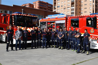 Alberto Cuadrado, concejal de Salud Pública y Seguridad Ciudadana, junto con el equipo de bomberos del parque de La Victoria.