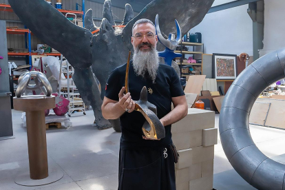 Óscar Martín de Burgos, rodeado de sus esculturas en su taller burgalés.