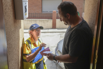 Esmeralda García entrega una carta a un vecino de la localidad vallisoletana de Alcazarén