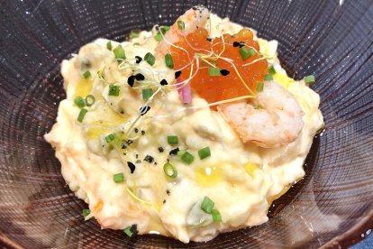 Ensaladilla rusa aliñada con gambas cocidas