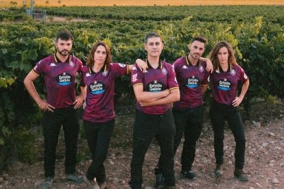 Camisetas de la tercera equipación del Real Valladolid, ante un viñedo.