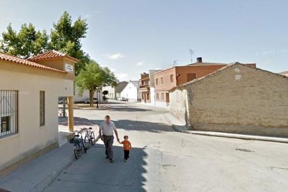 Vecinos de La Pedraja de Portillo en los alrededores del centro de salud. GGL SW