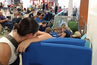 María esperando a su vuelo en el Aeropuerto de Madeira