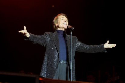 Raphael en el último de los conciertos de la Plaza Mayor de las Ferias y Fiestas de la Virgen de San Lorenzo 2024