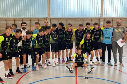Joaquín Velasco, a la derecha, con su equipo juvenil de Delicias, campeón del Trofeo de Ferias.