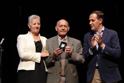 Adela Cabezas, presidenta de la Federación de Personas Mayores de la provincia de Valladolid, uno de los hombres condecorados y el presidente de la Diputación, Conrado Íscar.