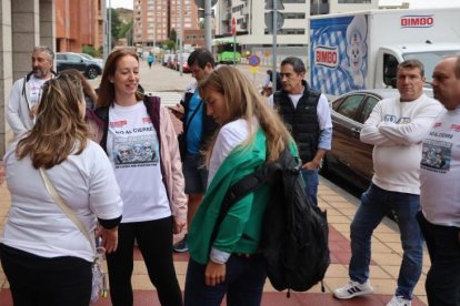 Trabajadores de Bimbo en Valladolid, a la puertas del hotel donde se celebró la reunión con la empresa.