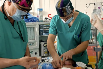El jefe de Cirugía Pediátrica del Clínico, José María Pradillos, durante una intervención en Guinea-Bisáu.